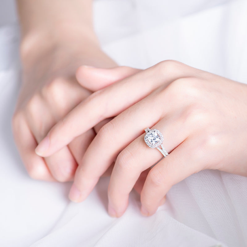 10K Gold Lab Grown Diamond CVD 1CT Cushion-Cut Halo V-shaped Promise Ring For Daily Wear