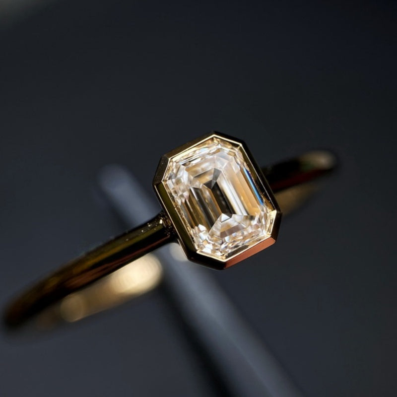 18k Gold Lab Grown Diamond CVD 2CT Emerald-Cut Angular Bezel-Setting Classic Ring