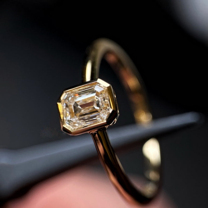 18k Gold Lab Grown Diamond CVD 2CT Emerald-Cut Angular Bezel-Setting Classic Ring