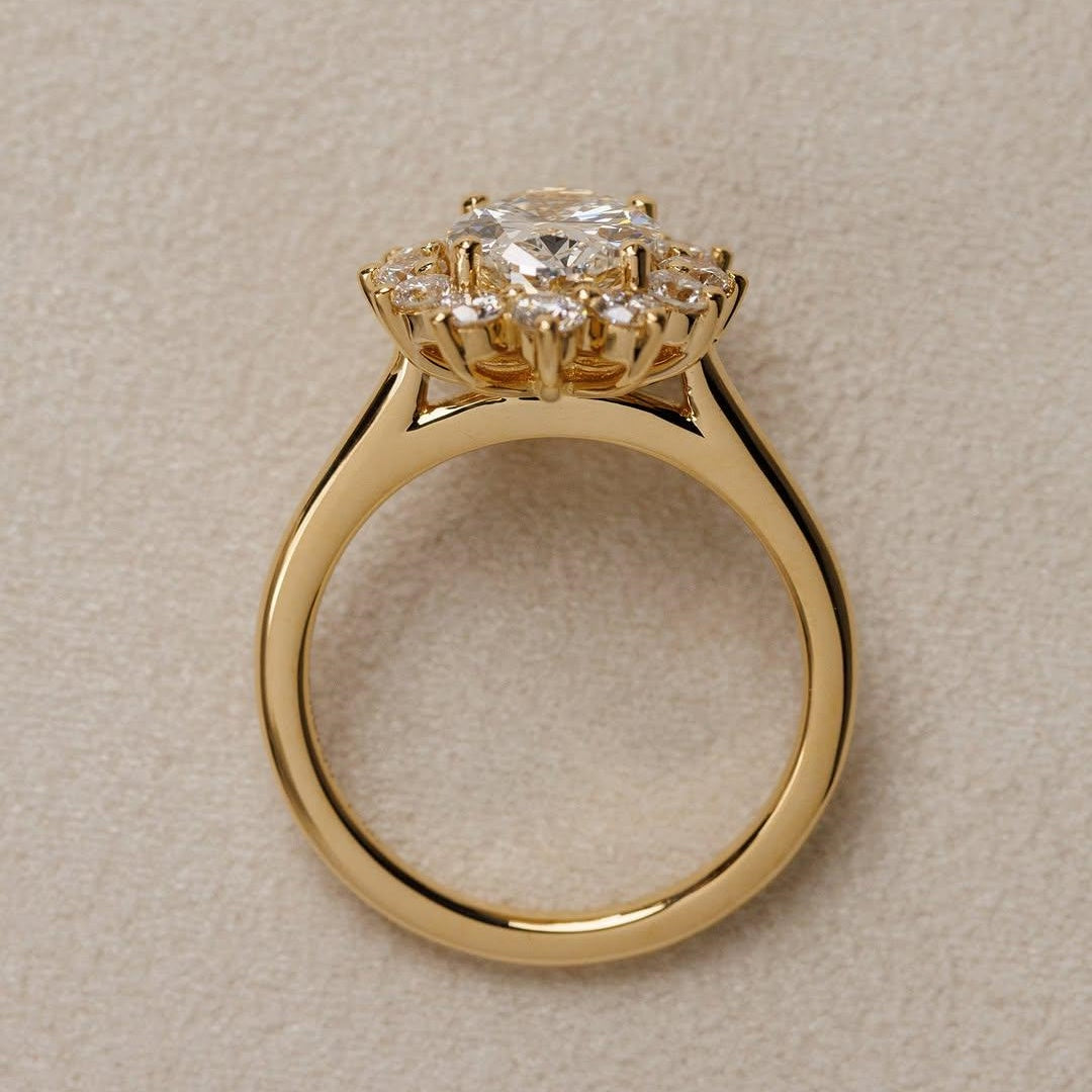 18k Gold Lab Grown Diamond CVD 1.5CT Oval-Cut Folwer Style Halo Wedding Ring For Women