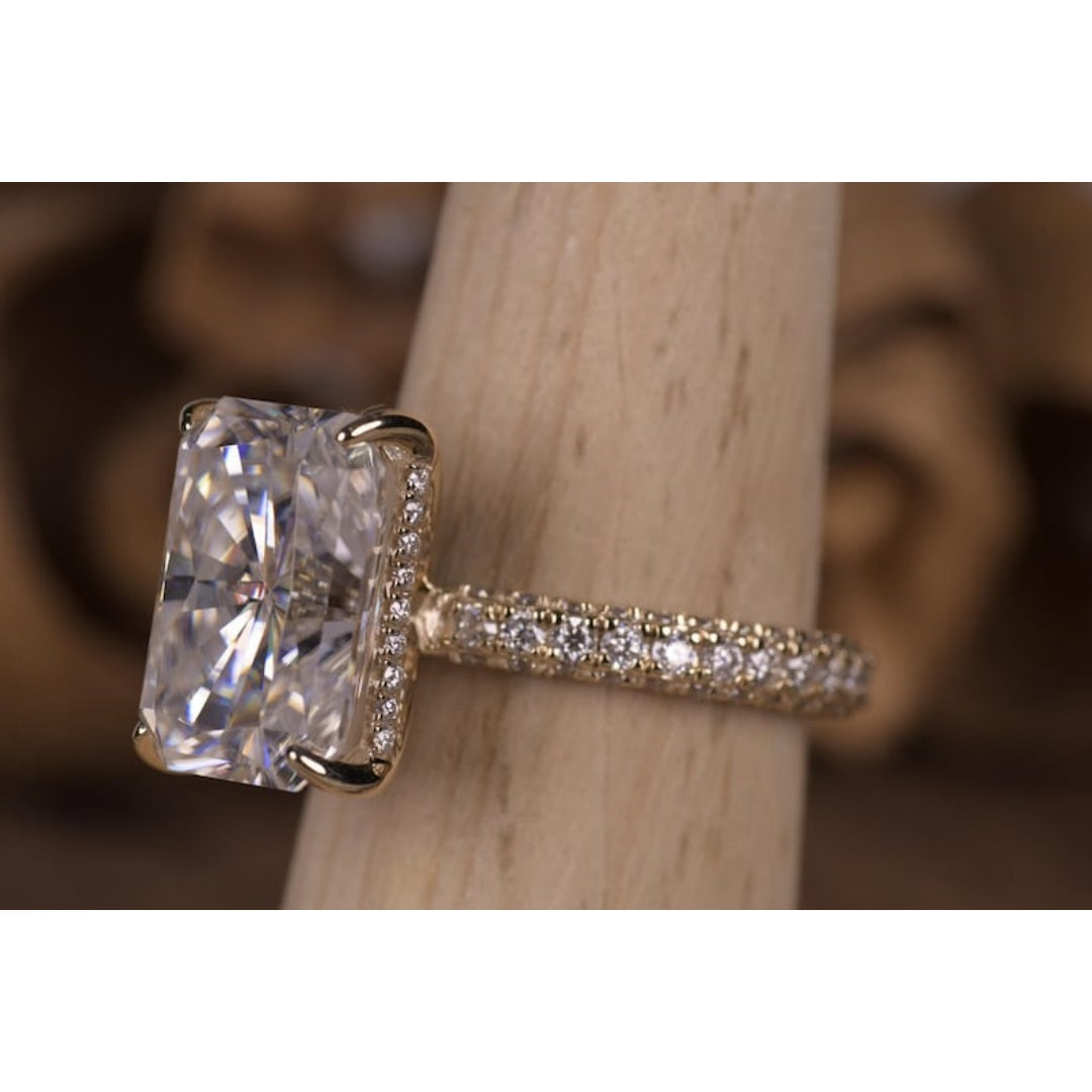 18K Gold Lab Grown Diamond CVD 8CT Radiant-Cut Luxury Engagement Ring