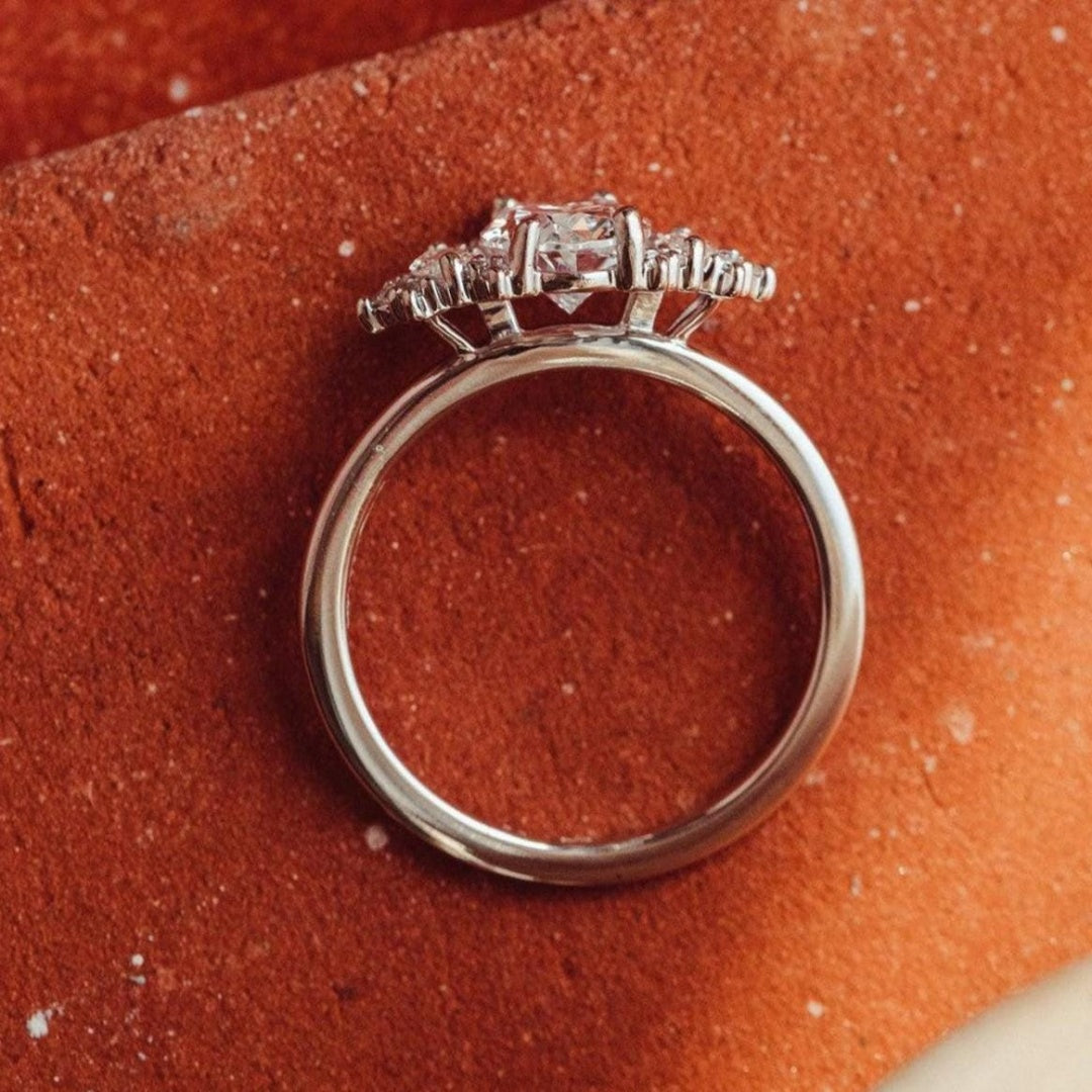 18K Gold Lab Grown Diamond CVD 1.5CT Oval-Cut Flower Design Anniversary Ring