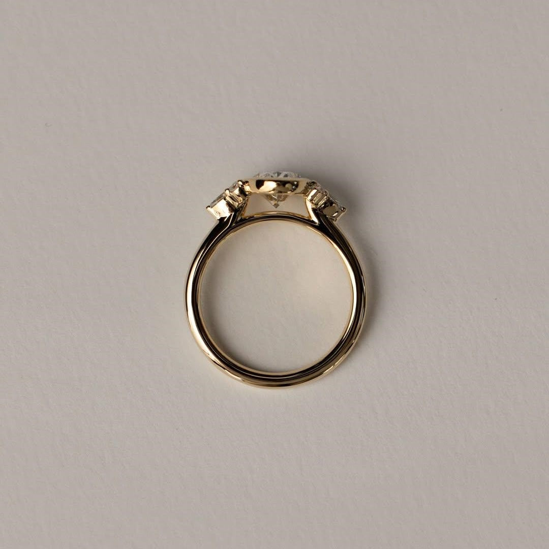 18K Gold Lab Grown Diamond CVD 1.5CT Oval-Cut Unique Ring For Anniversary Gift