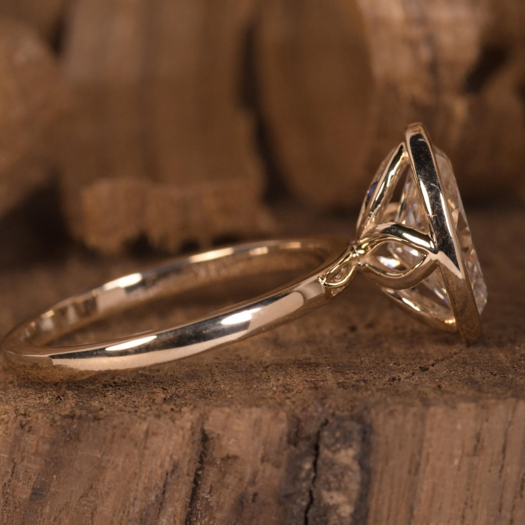 18K Gold Lab Grown Diamond CVD 3.5CT Oval-Cut Simple Design Anniversary Ring