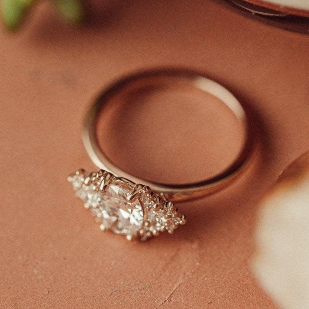 18K Gold Lab Grown Diamond CVD 1.5CT Oval-Cut Flower Design Anniversary Ring