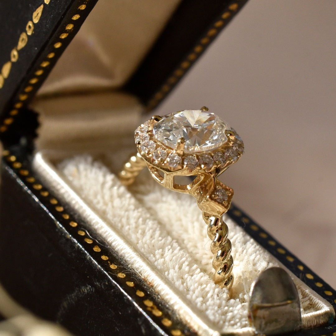 18K Gold Lab Grown Diamond CVD 1CT Oval-Cut Halo Engagement Ring