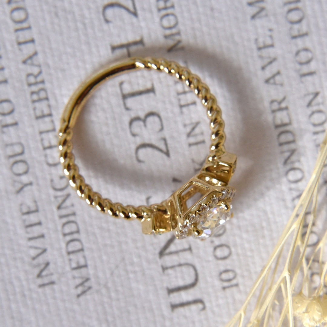 18K Gold Lab Grown Diamond CVD 1CT Oval-Cut Halo Engagement Ring