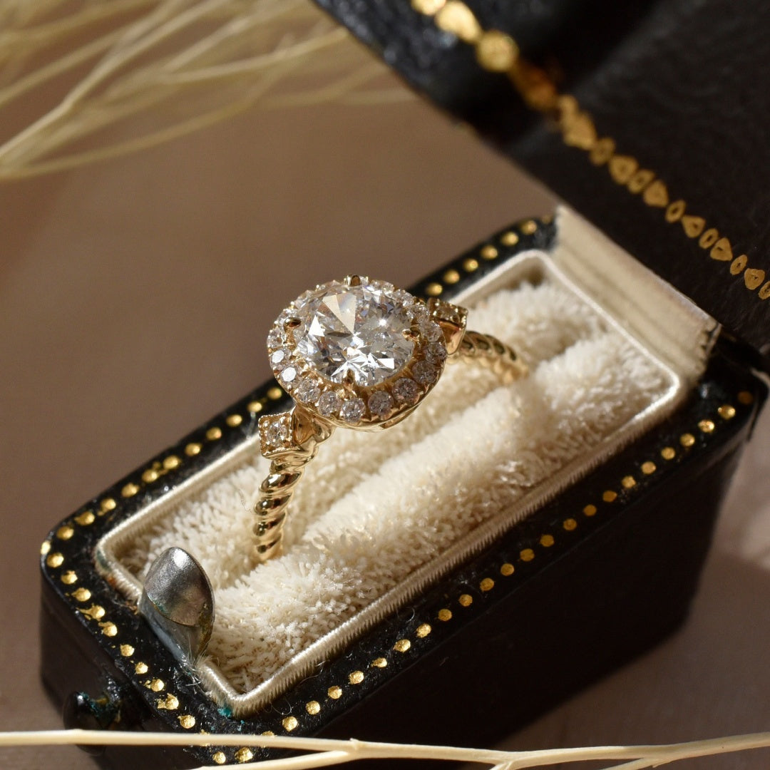18K Gold Lab Grown Diamond CVD 1CT Oval-Cut Halo Engagement Ring