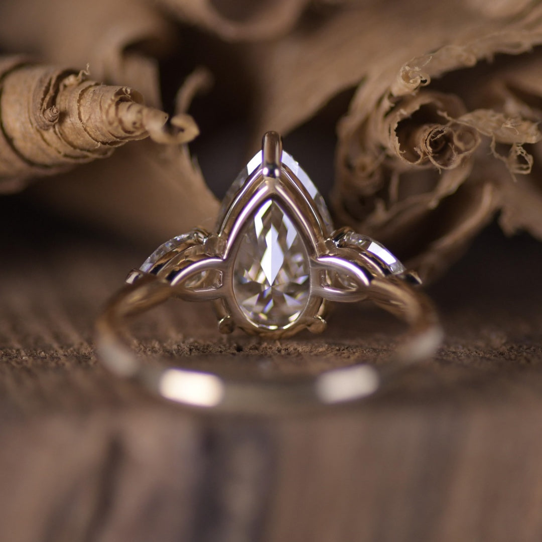 18K Gold Lab Grown Diamond CVD 3CT Pear-Cut Classic Design Holiday Gift Ring