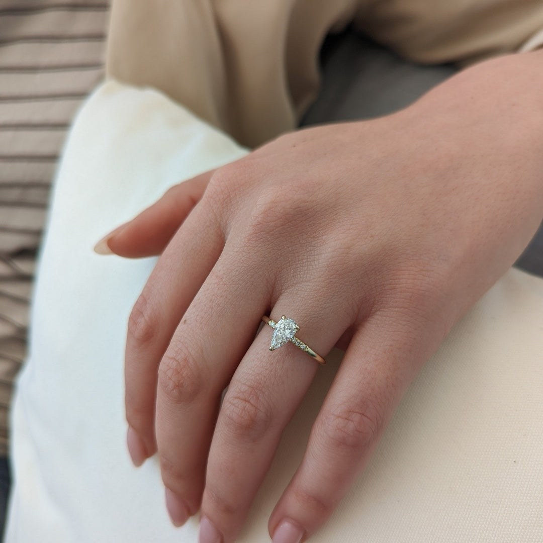 10K Gold Lab Grown Diamond CVD 1CT Pear-Cut Simple and Stylish Engagement Ring