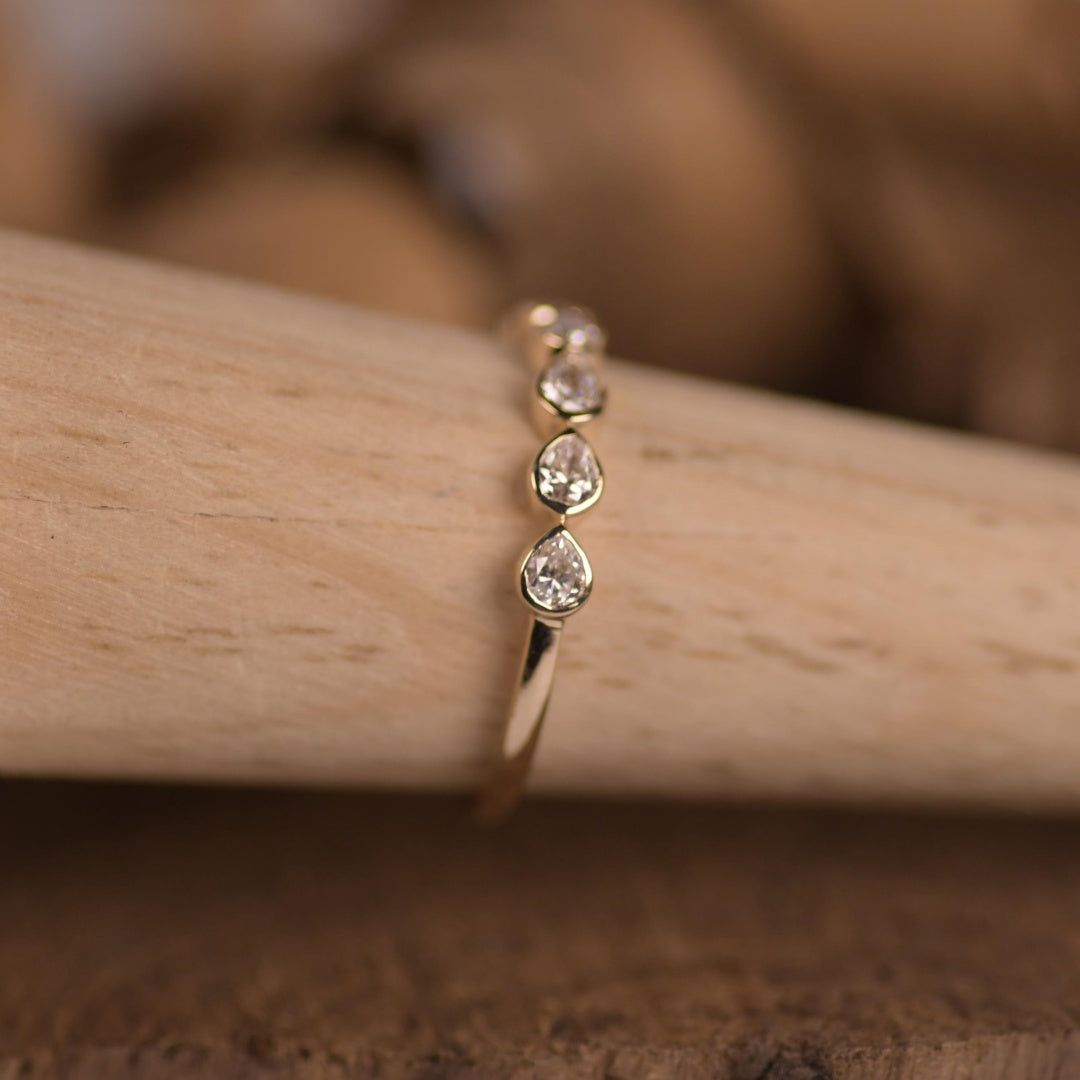 18K Gold Lab Grown Diamond CVD Thin Band Minimalist Classic Ring