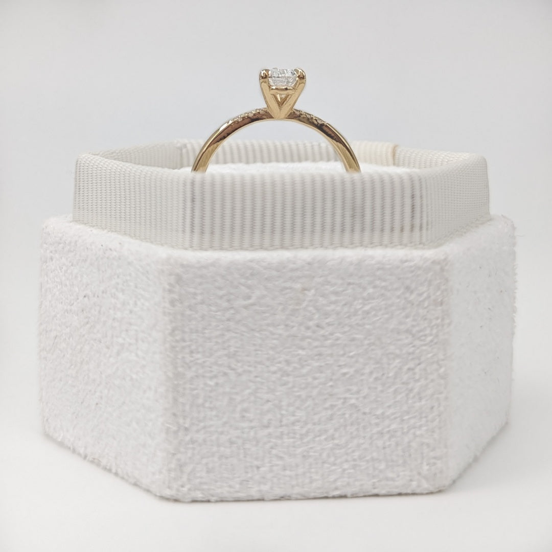10K Gold Lab Grown Diamond CVD 1CT Pear-Cut Simple and Stylish Engagement Ring