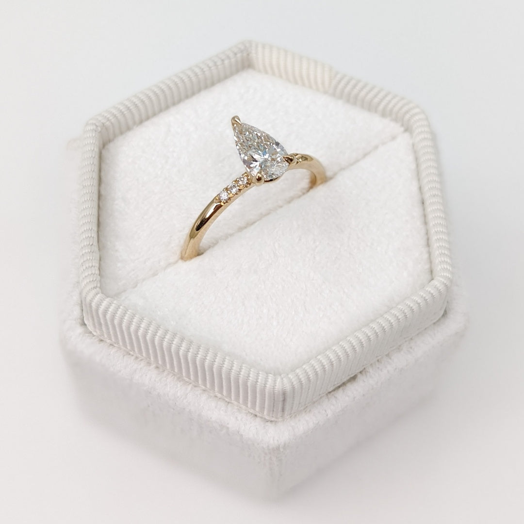 10K Gold Lab Grown Diamond CVD 1CT Pear-Cut Simple and Stylish Engagement Ring