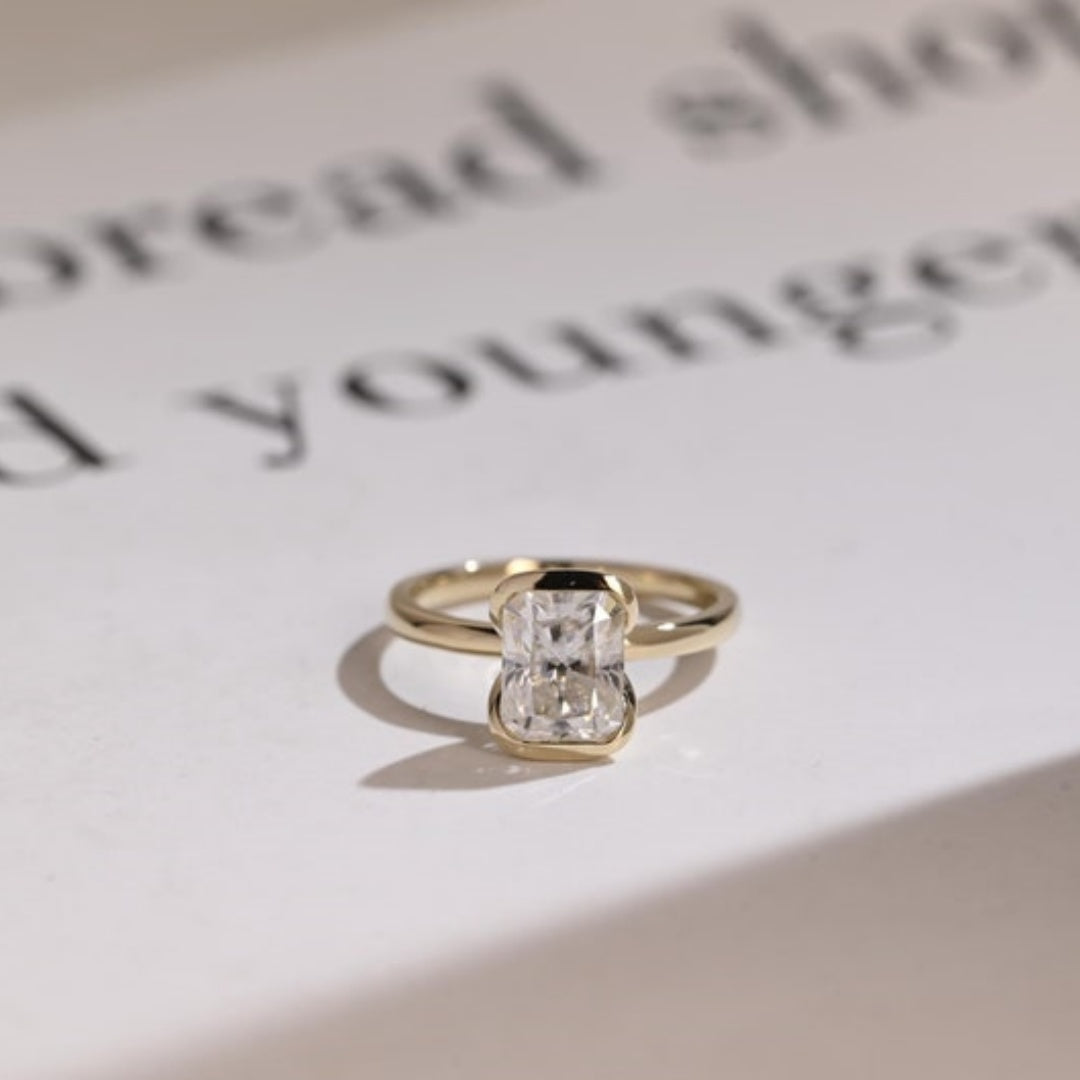 18K Gold Lab Grown Diamond CVD 1.5CT Oval-Cut Half Bezel Ring For Holiday Gift