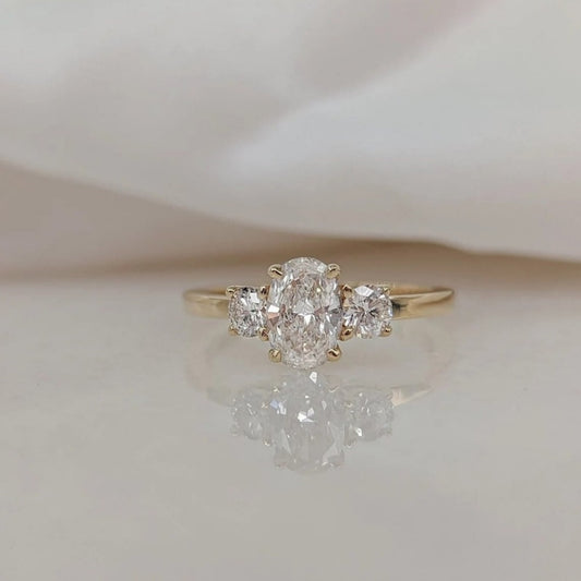 18K Gold Lab Grown Diamond CVD  2CT Oval-Cut Three Stone Simple and Stylish Classic Ring