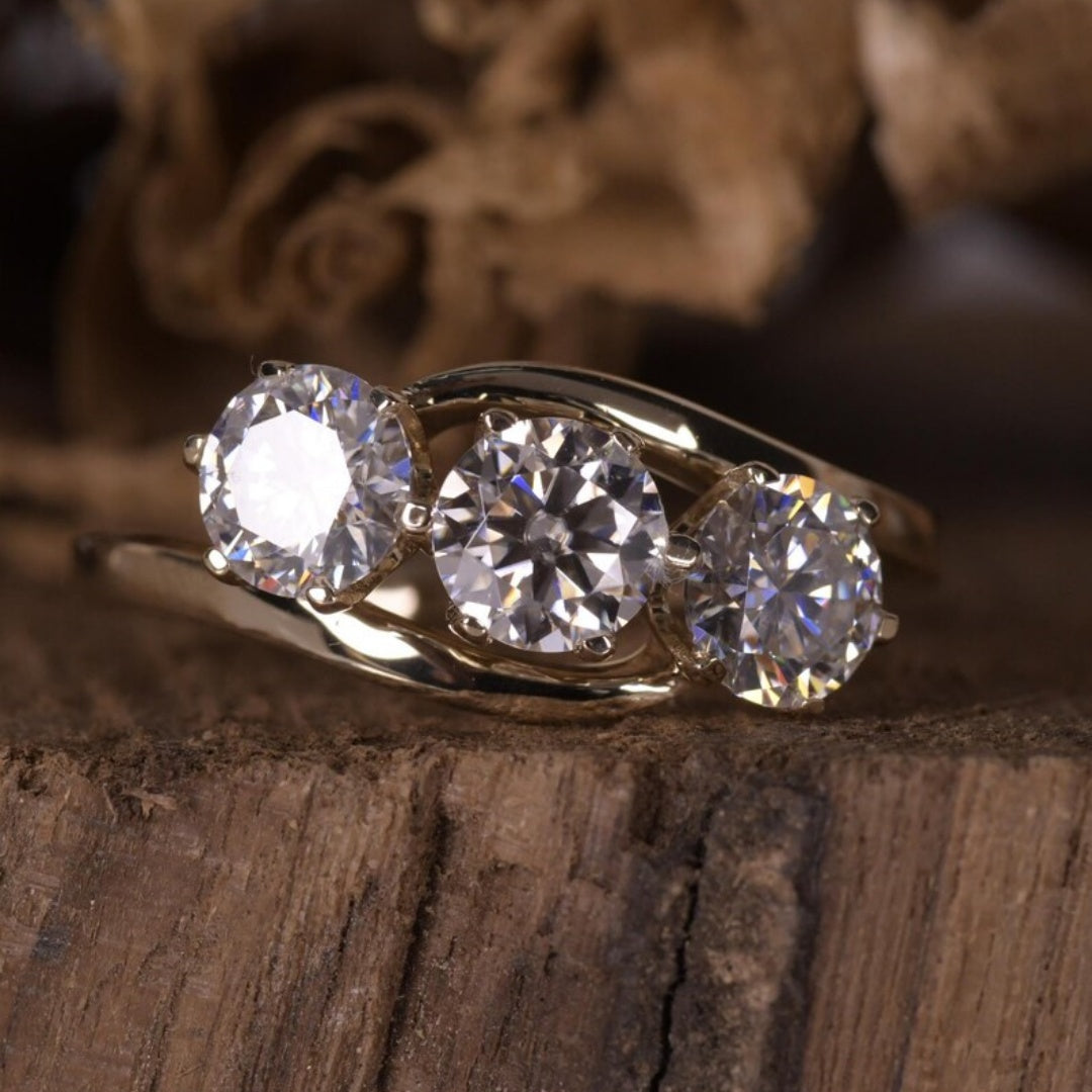 18K Gold Lab Grown Diamond CVD Three Round-Cut Stone Unique Design Niche Luxury Ring