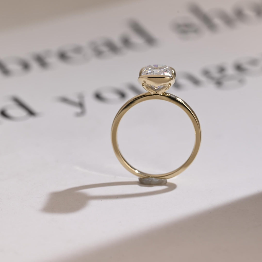 18K Gold Lab Grown Diamond CVD 1.5CT Oval-Cut Half Bezel Ring For Holiday Gift