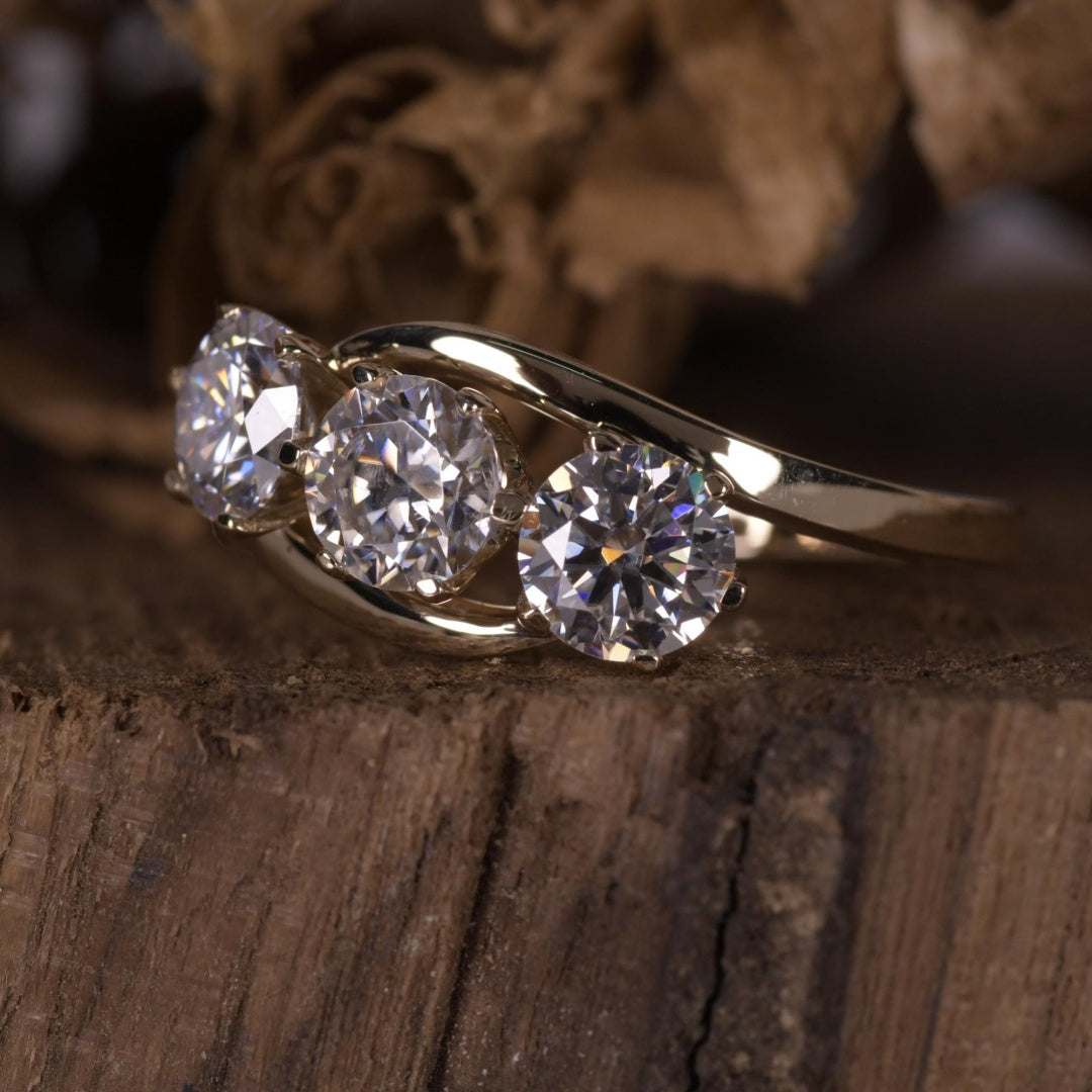 18K Gold Lab Grown Diamond CVD Three Round-Cut Stone Unique Design Niche Luxury Ring
