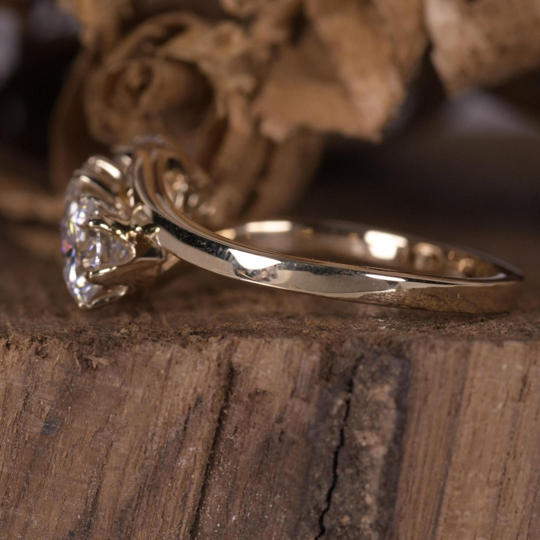 18K Gold Lab Grown Diamond CVD Three Round-Cut Stone Unique Design Niche Luxury Ring