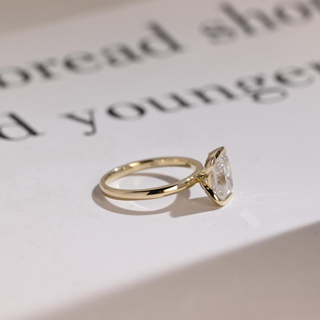 18K Gold Lab Grown Diamond CVD 1.5CT Oval-Cut Half Bezel Ring For Holiday Gift