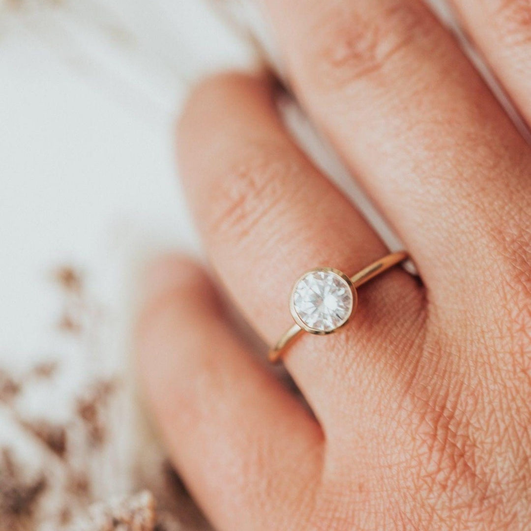 18K Gold Lab Grown Diamond CVD 1CT Round-Cut Bezel Set Promise Anniversary Ring For Women Gift