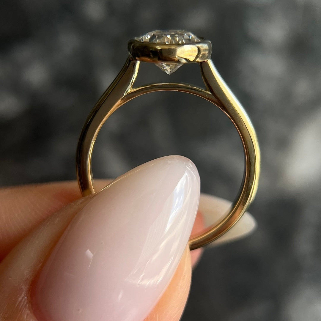 18K Gold Lab Grown Diamond CVD 2CT Oval-Cut Bezel Classic Wedding Ring
