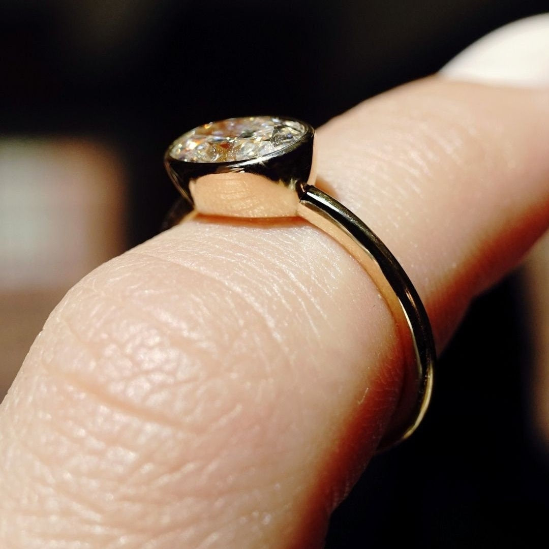 18K Gold Lab Grown Diamond CVD 1CT Oval-Cut Bezel Setting Promise Ring