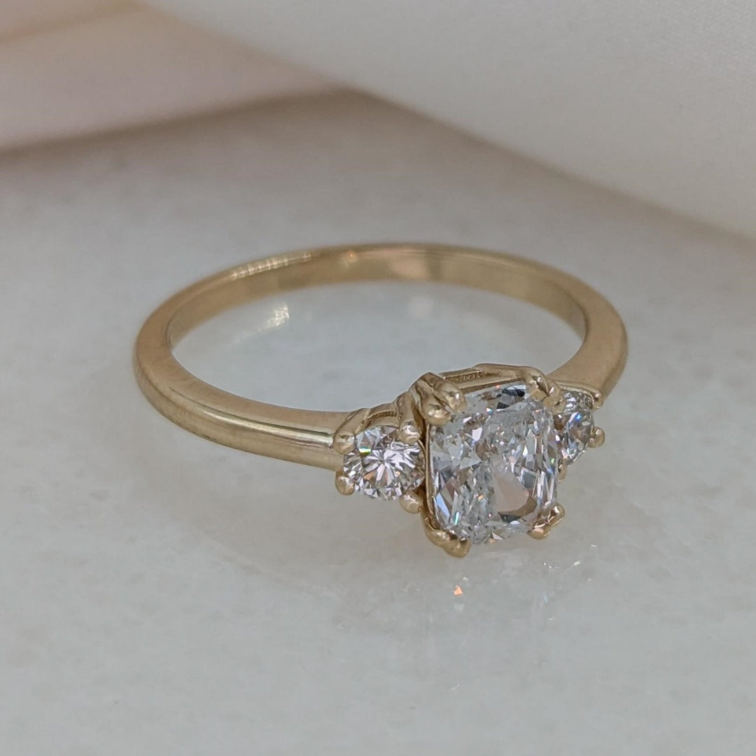 18k Gold Lab Grown Diamond CVD 2CT Cushion-Cut With Round Side Diamonds Classic Ring