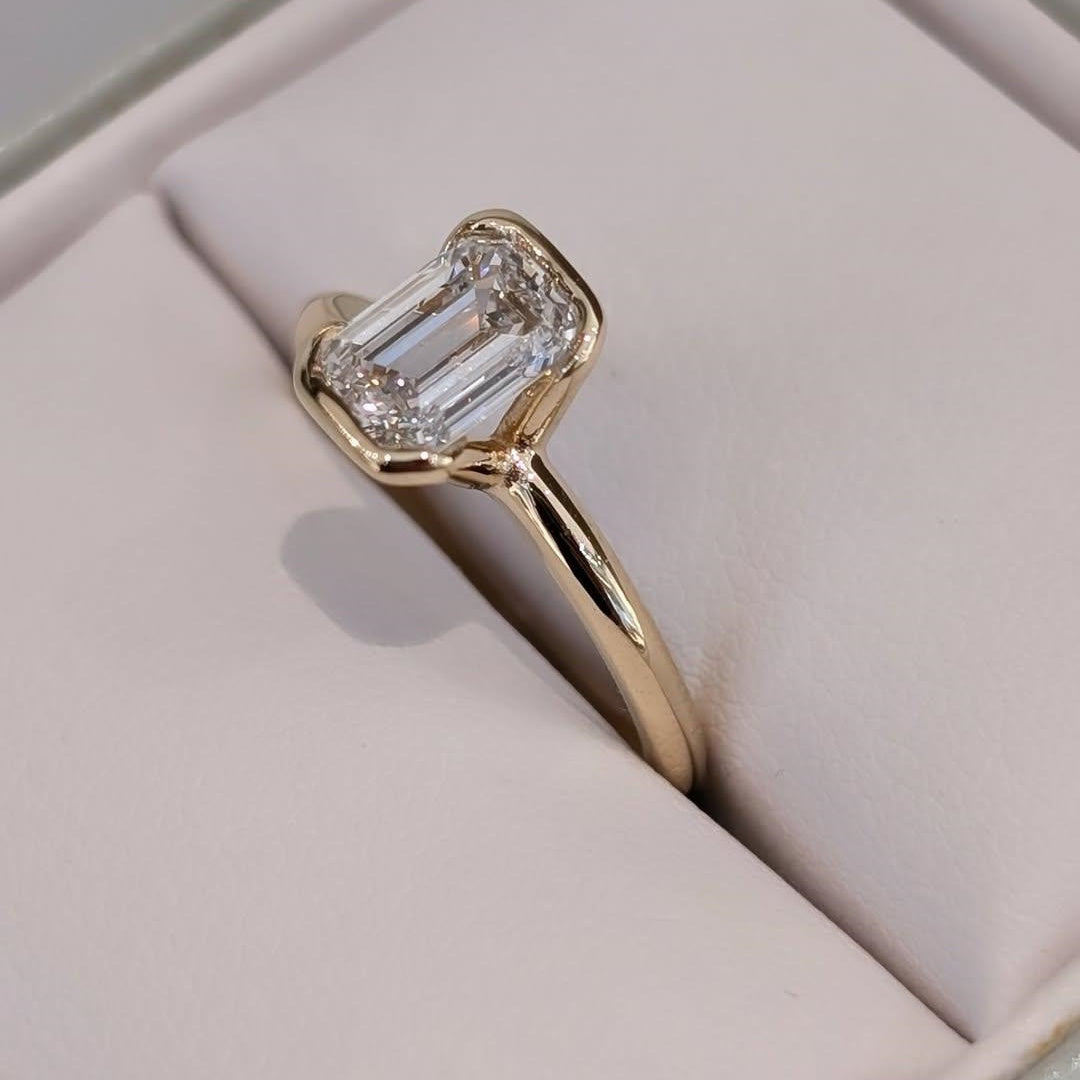 18K Gold Lab Grown Diamond CVD 1.5CT Emerald-Cut Half Bezel Ring For Birthday Gift