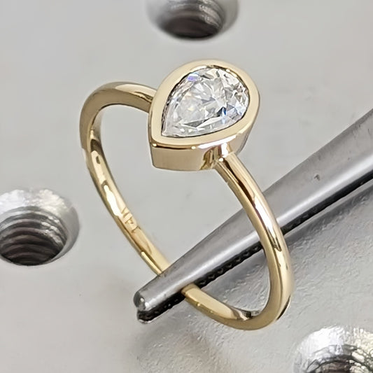 10K Gold Lab Grown Diamond CVD 1.5CT Pear-Cut Bezel Setting simple and Stylish Engagement Ring